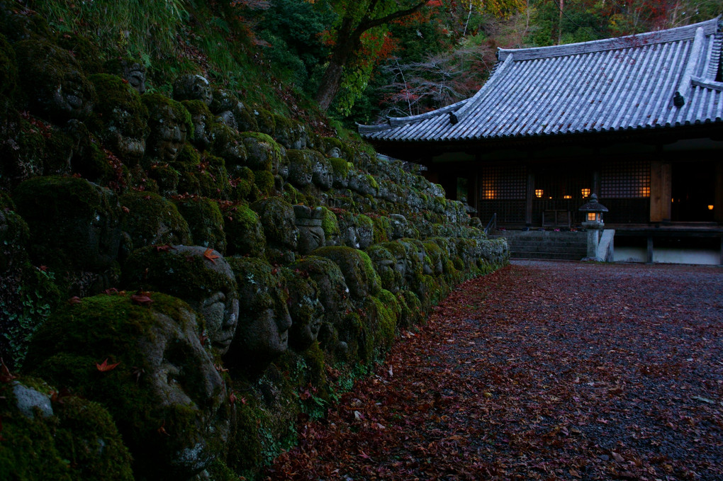 西山の秋　人々の祈りとともに