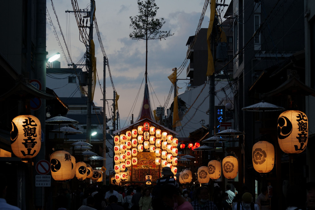 祇園祭で賑わう町の夜　後祭（あとまつり）の宵々々山
