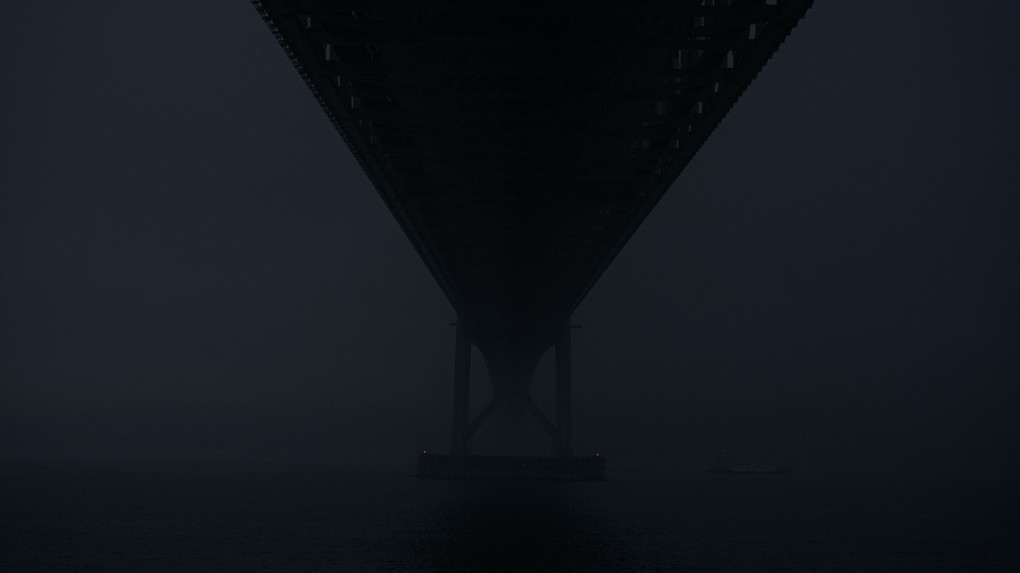 霧の明石海峡大橋
