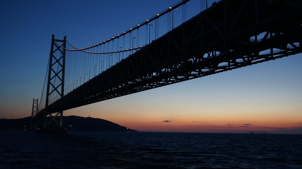 黄昏の明石海峡大橋