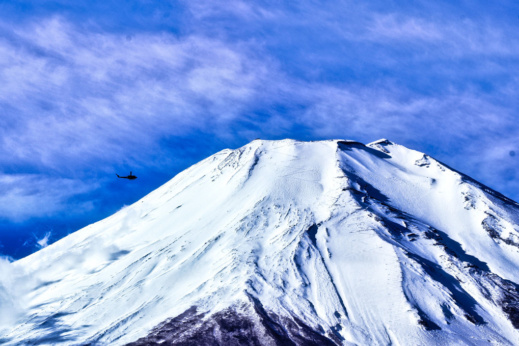 富士山にヘリコプターが・・でも小さい。