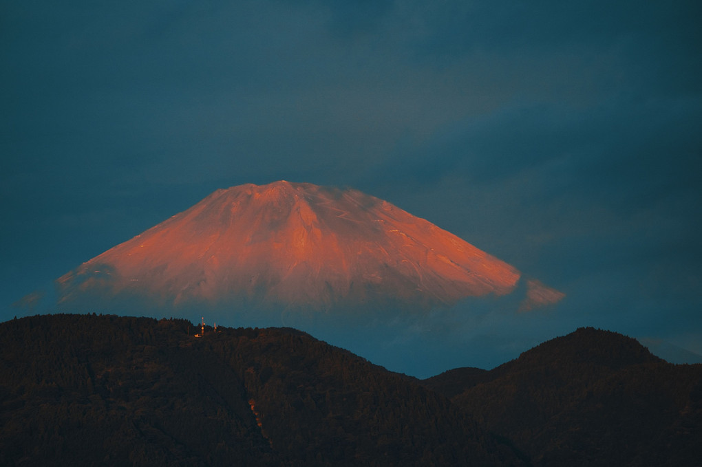 朝陽に浮かぶ富士山
