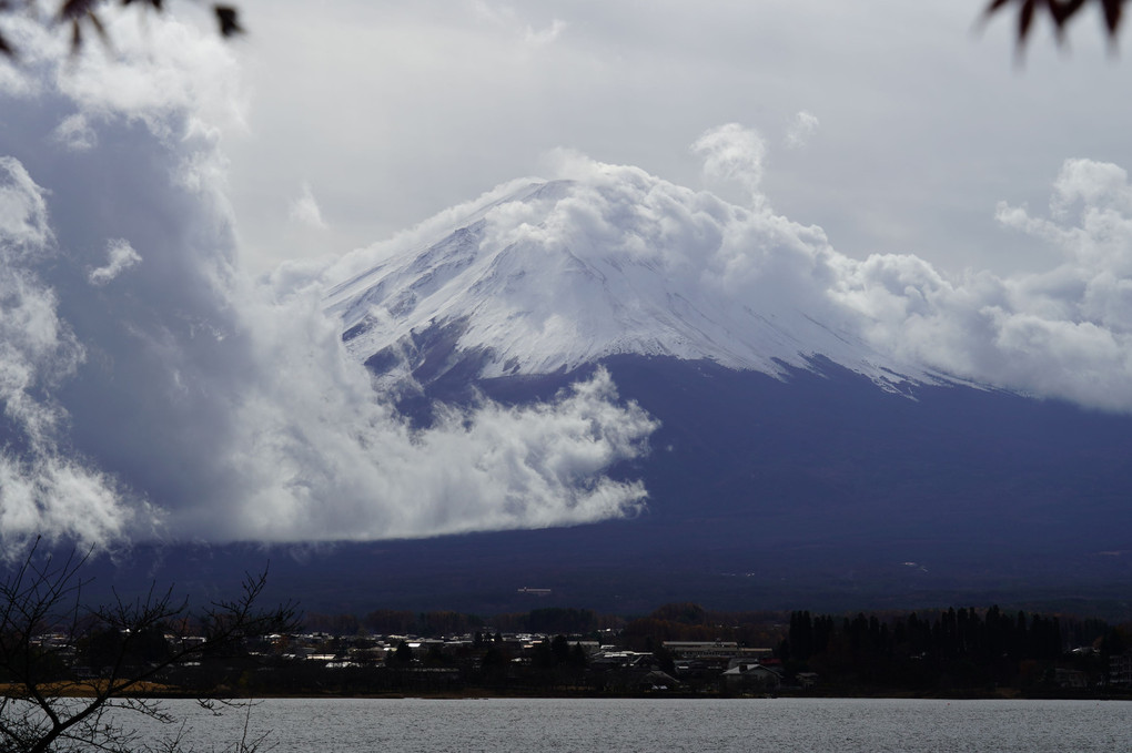 冠雪の富士は雄邁雲分かつ