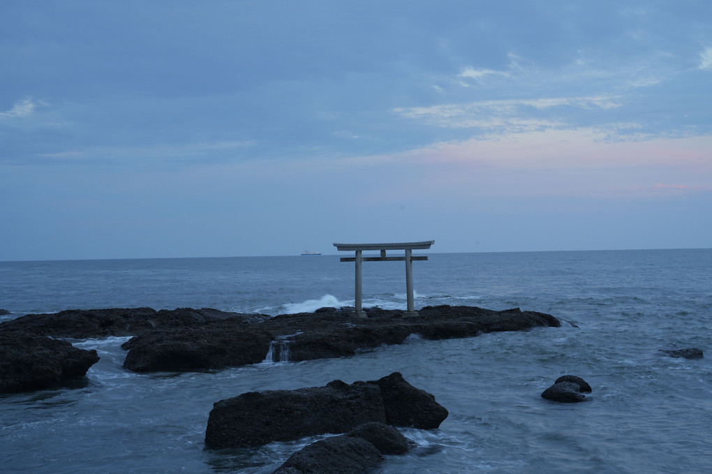 秋の暮れ鳥居の果ての船(ふな)灯り