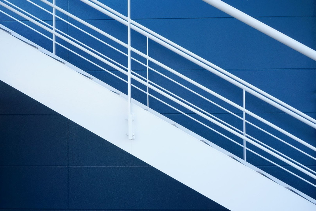ヨットハーバーの青い壁 白い階段と手すり