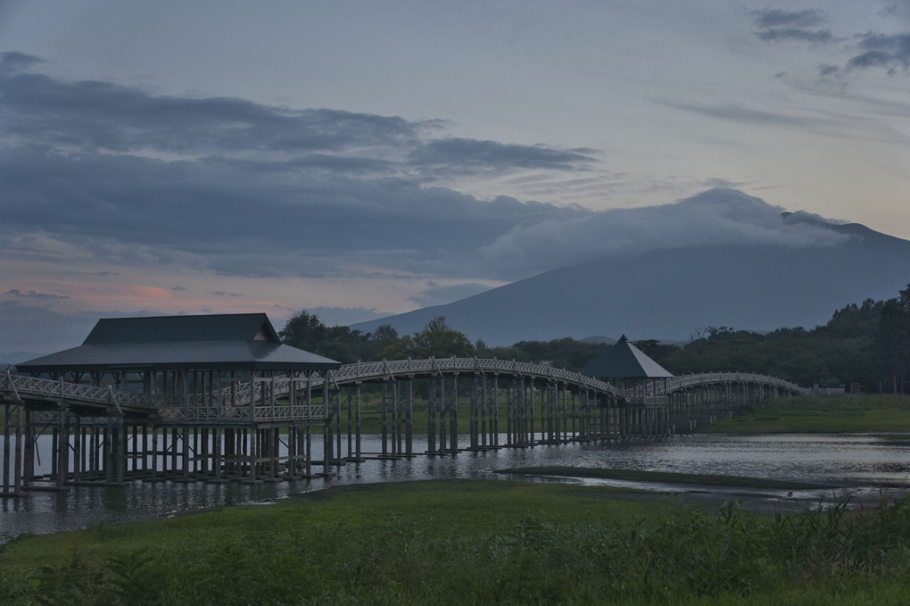 鶴の舞橋と津軽富士