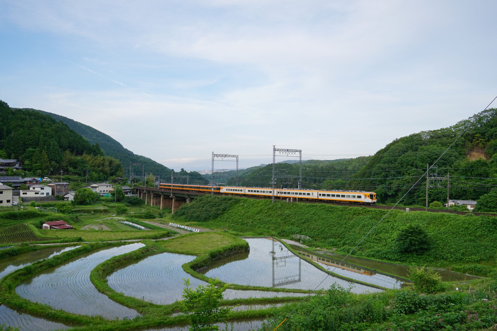 棚田と空と近鉄と