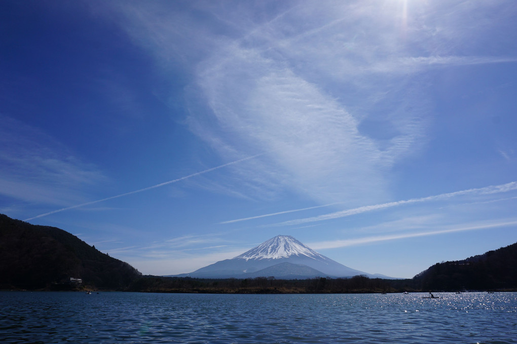 精進湖から富士山を臨む