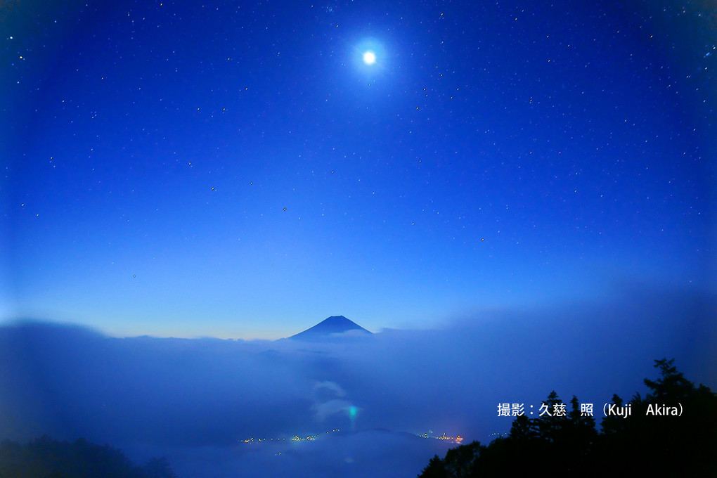 月夜の富士山と星空