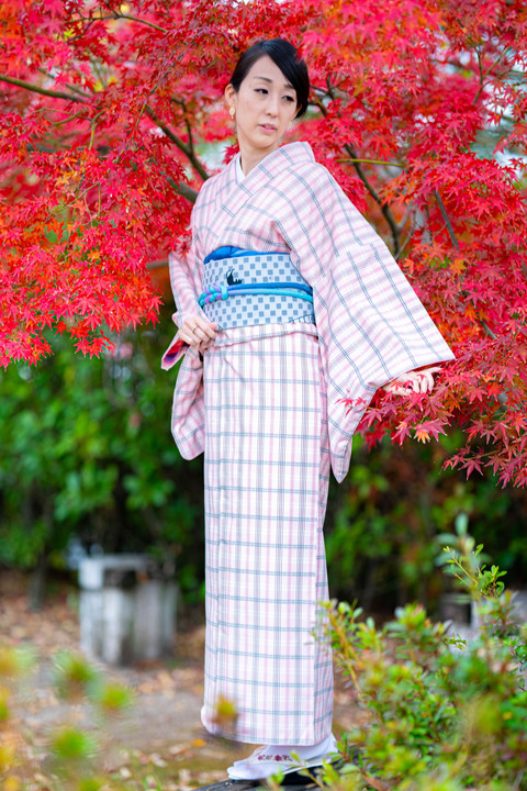 真っ赤な紅葉とポートレート