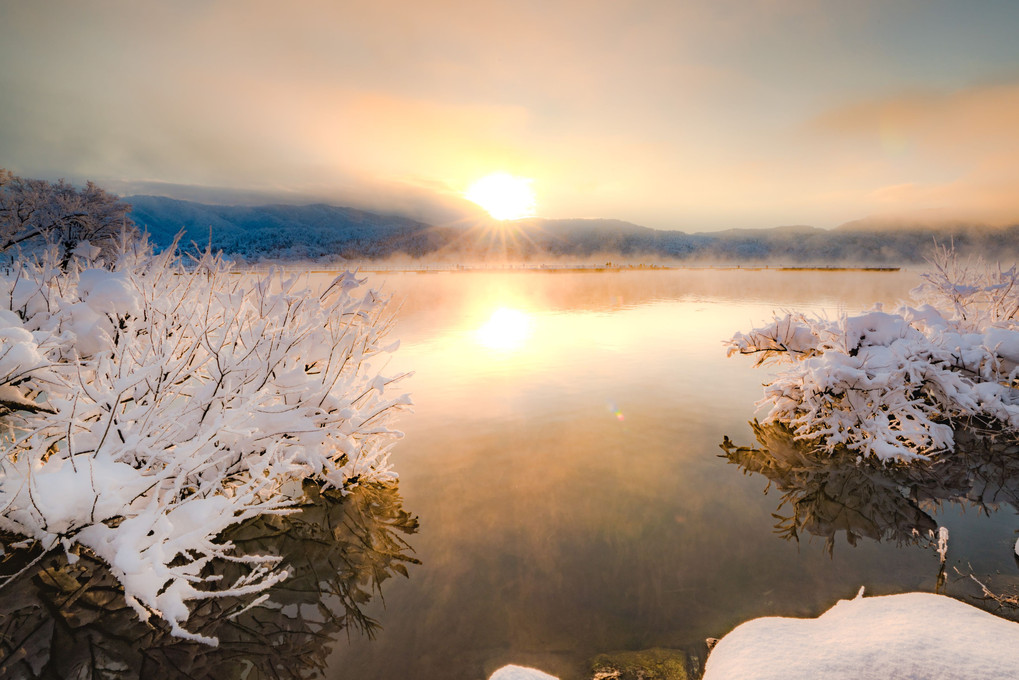 朝日と雪と湖と