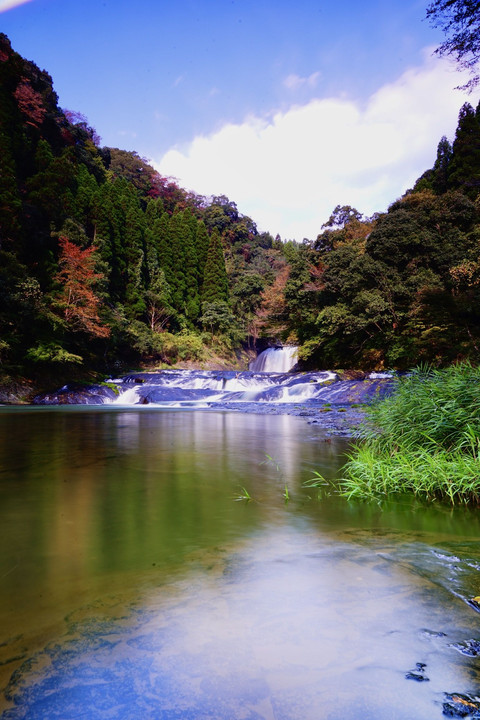 紅葉と滝