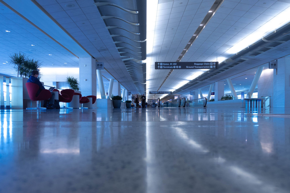 空港ターミナルの青光と赤光