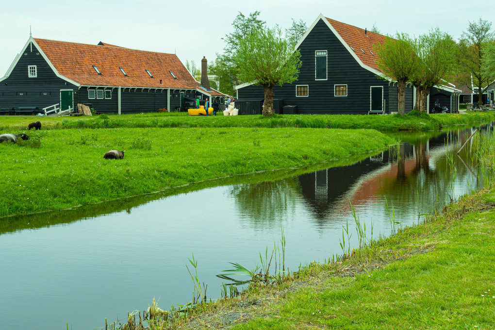 水路で行き来するオランダの村