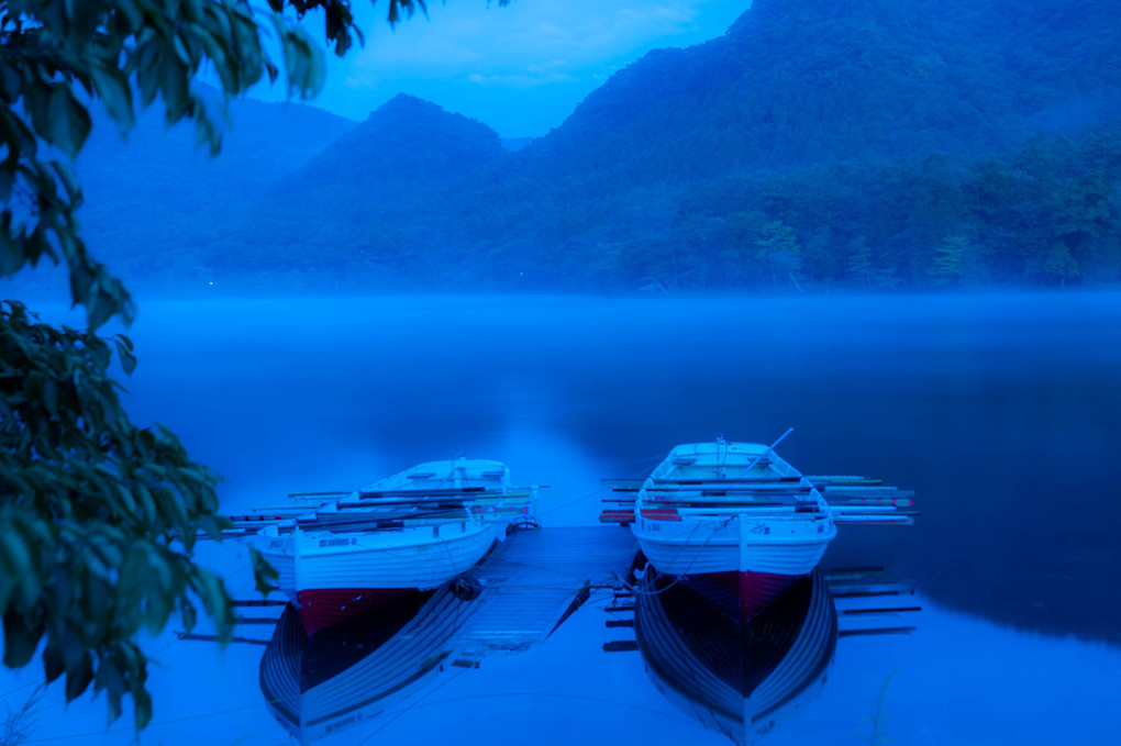 夜明け前の湖上の霧