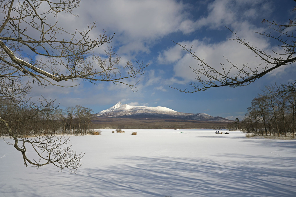 雪に覆われた大沼