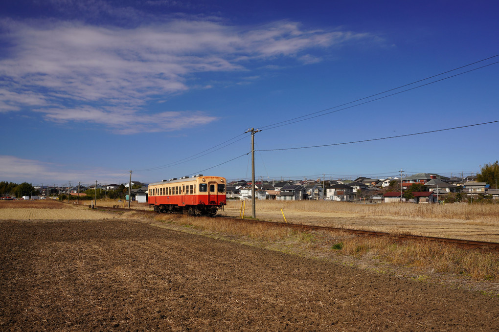 青空の下を走るノスタルジー列車