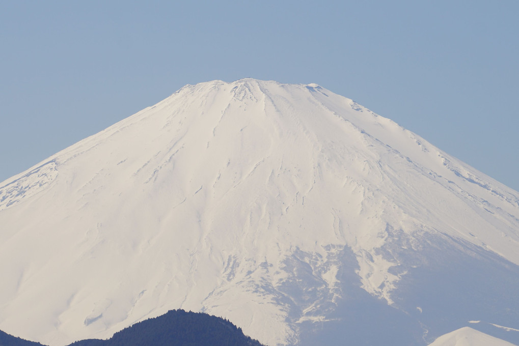 富士の高嶺に雪は降りつつ