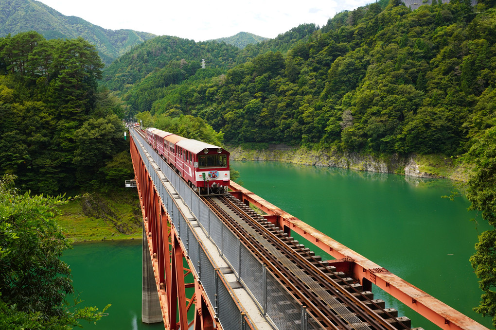 エメラルドグリーンに輝く湖上駅にて