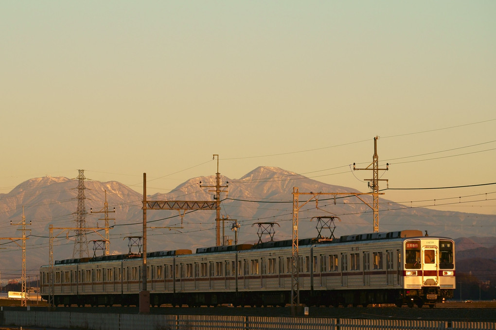 日が当たり始めた赤城山と東武電車！！