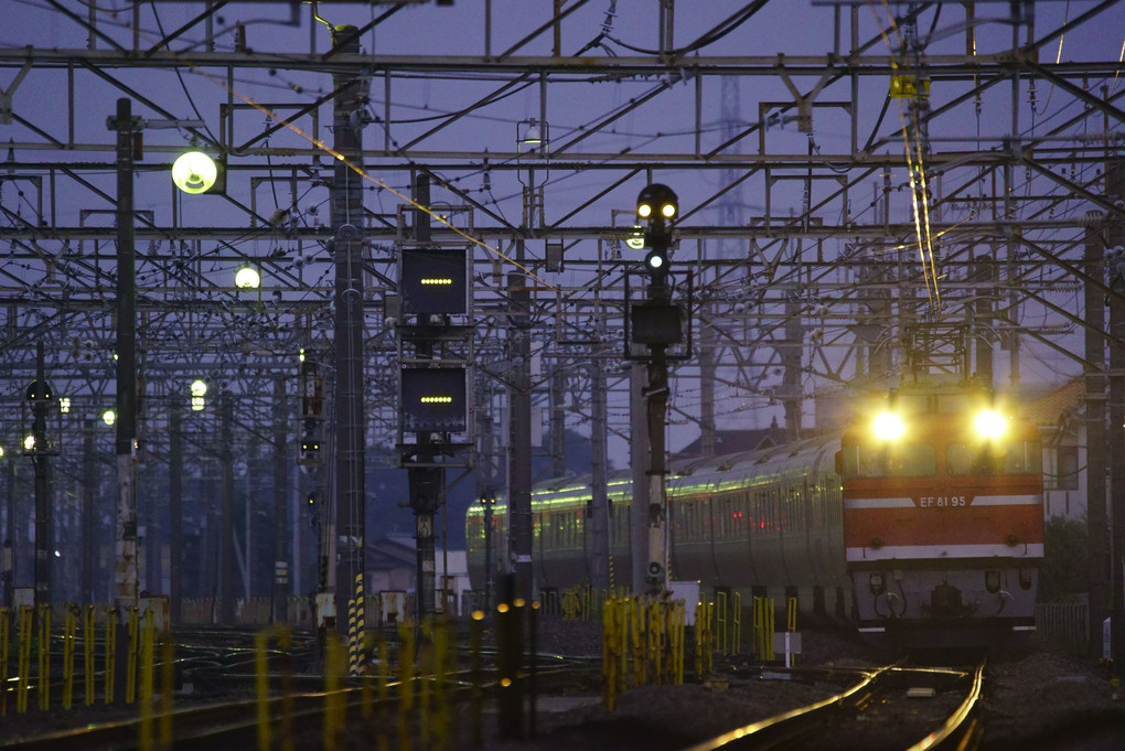 早朝、熊谷貨物ターミナルを走るカシオペア回送列車