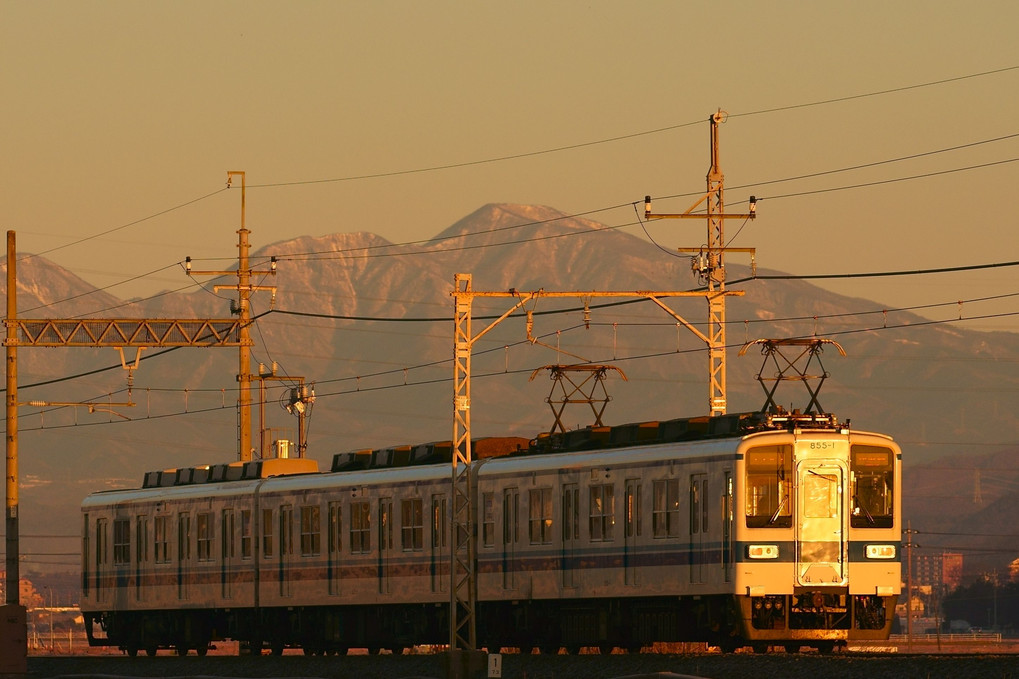 朝陽に照らされる赤城山と東武電車