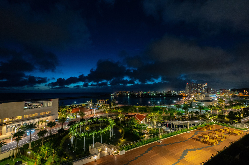 沖縄のリゾート、夜と朝