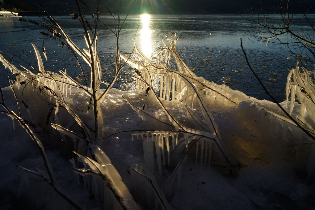 落日に輝くしぶき氷