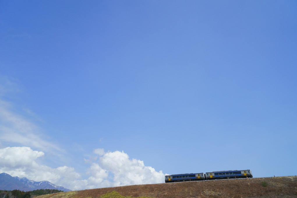 青い空と高原列車