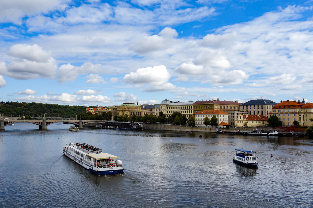チェコ・カレル橋から望む美しいヴルタヴァ川の光景
