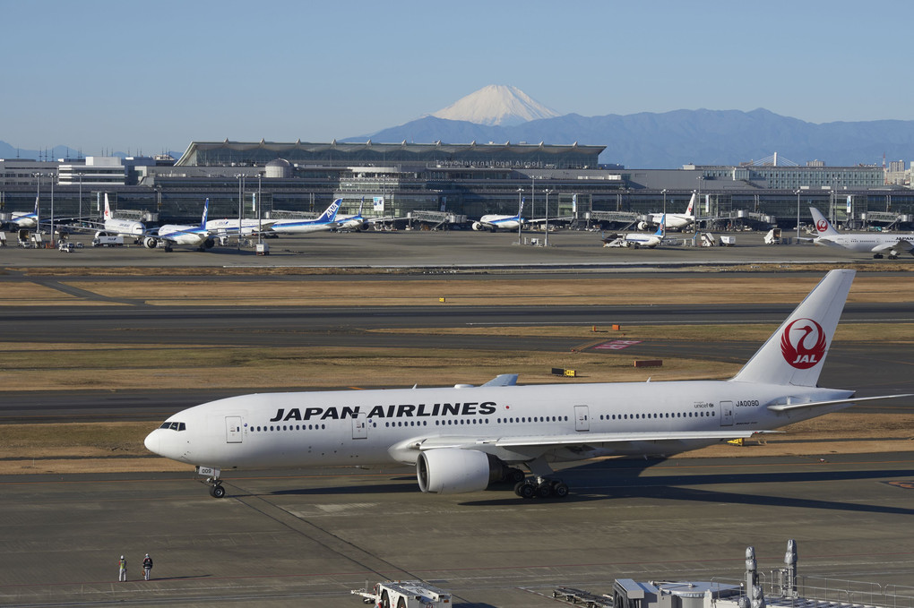 羽田空港から富士山を望む
