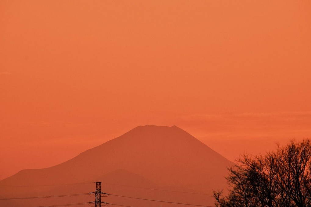 早春の夕暮れ富士シルエット！
