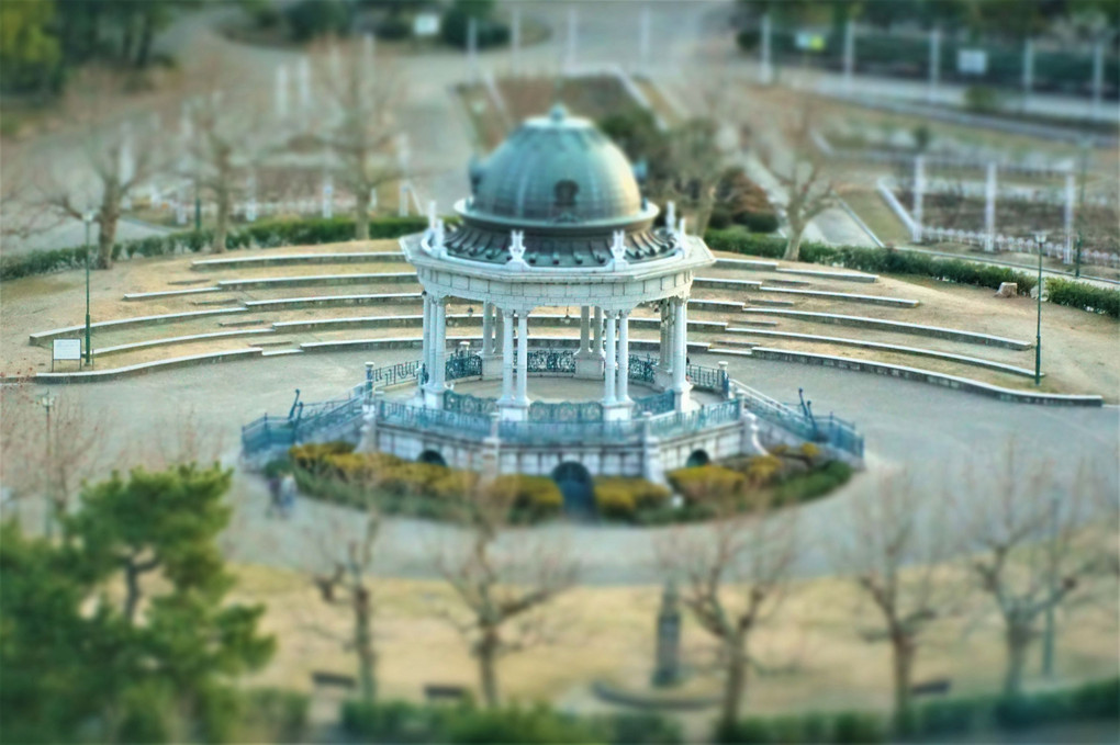 鶴舞公園の音楽堂をカメラアプリのミニチュア風で