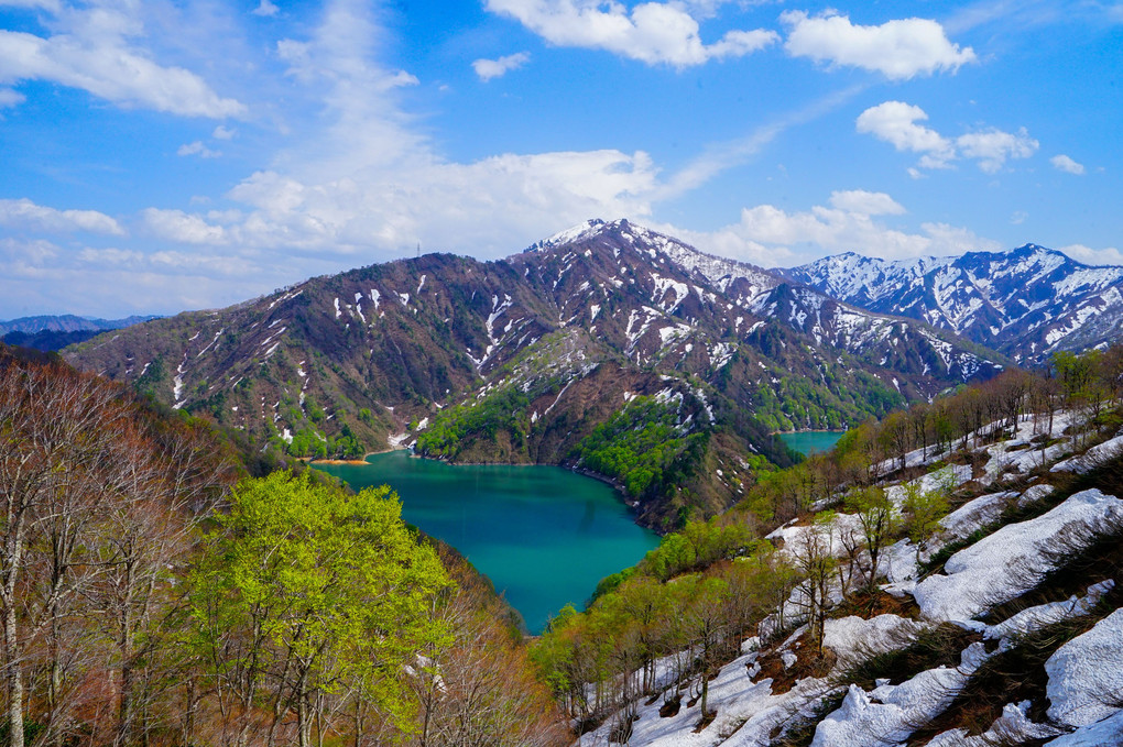 山谷の抱く水