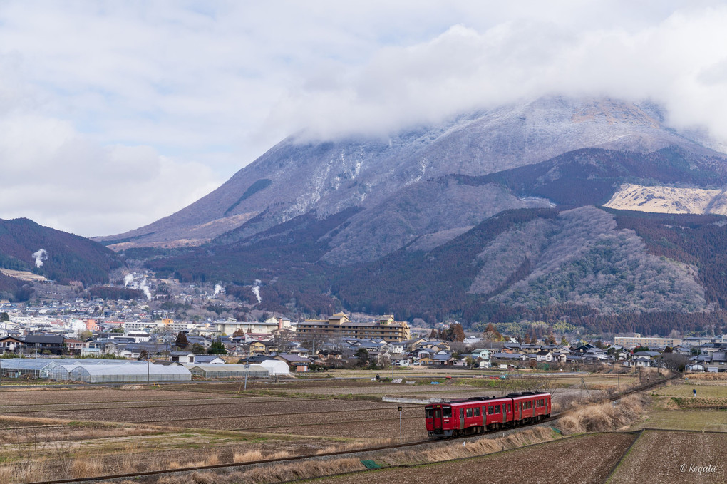 雲を被った由布岳と赤い列車
