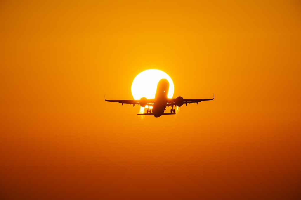 夕陽と飛行機のコラボレーション