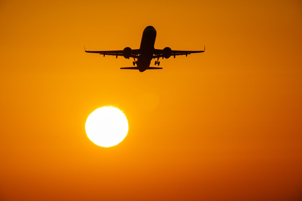 夕陽と飛行機のコラボレーション