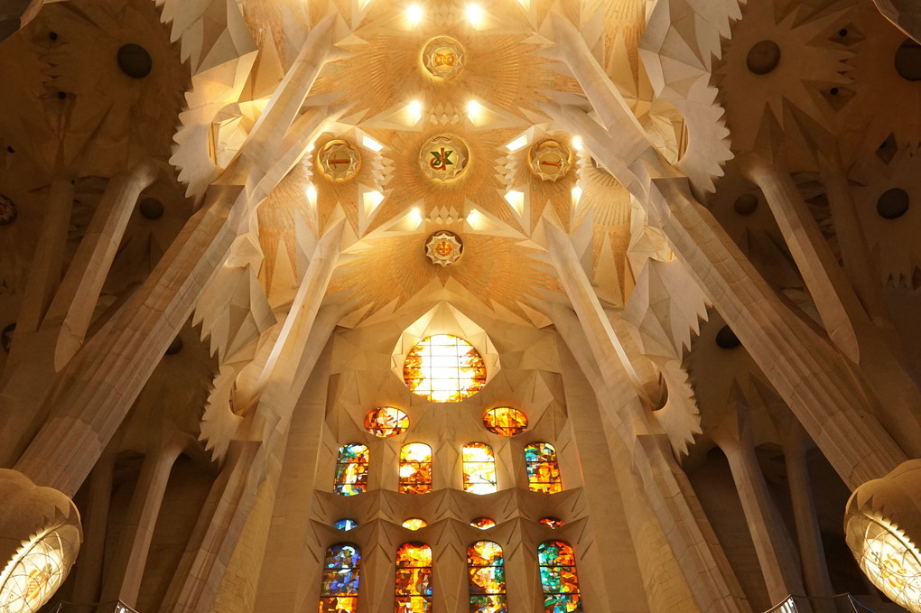 祈りの空間 - スペイン、サグラダ　ファミリア内部