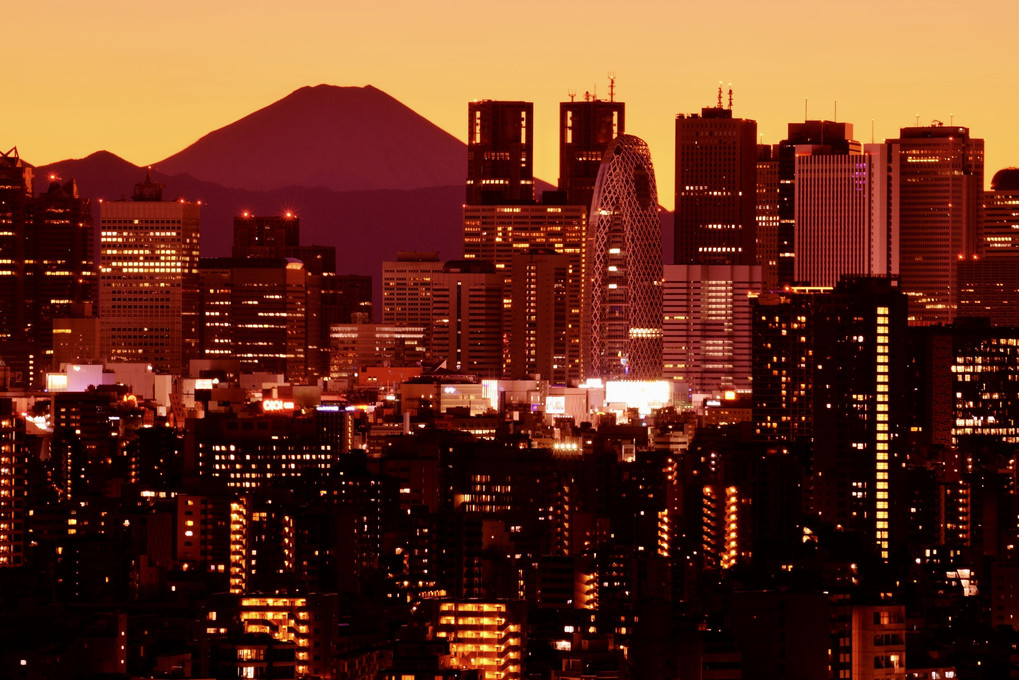 都会から眺める暮れる富士山