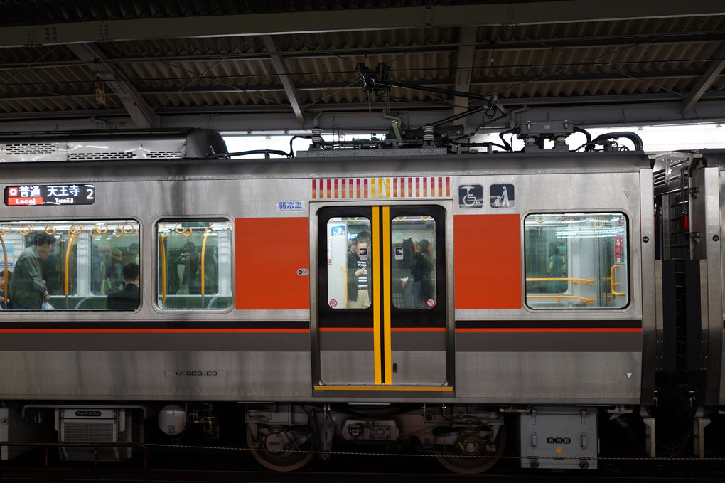 大阪環状線の大阪駅に停車中の323系電車