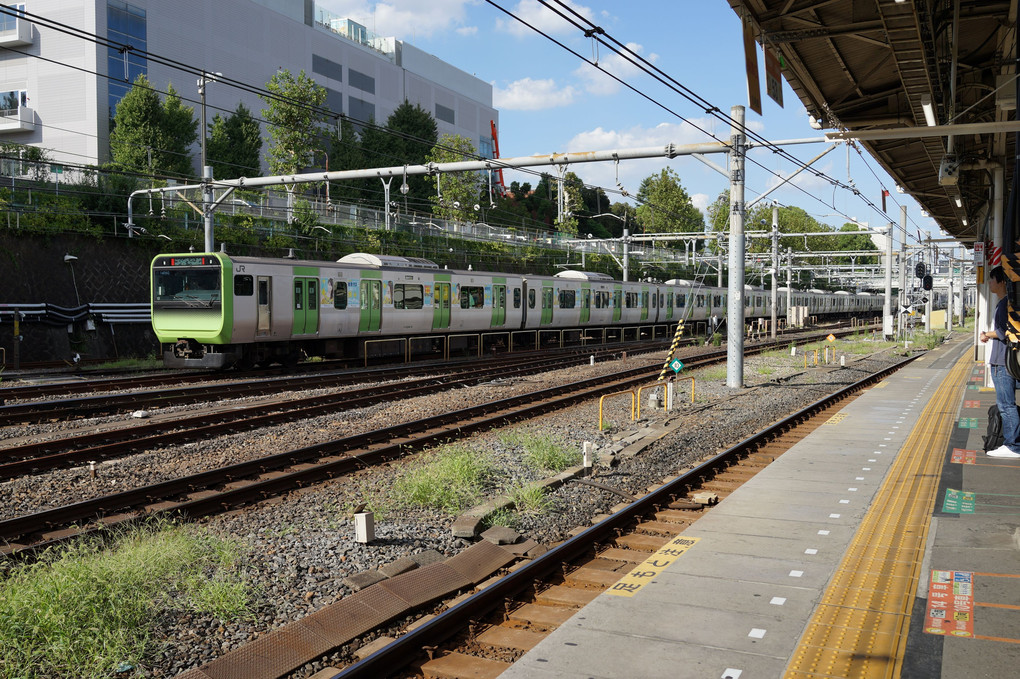山手線のE235系、上野駅出発