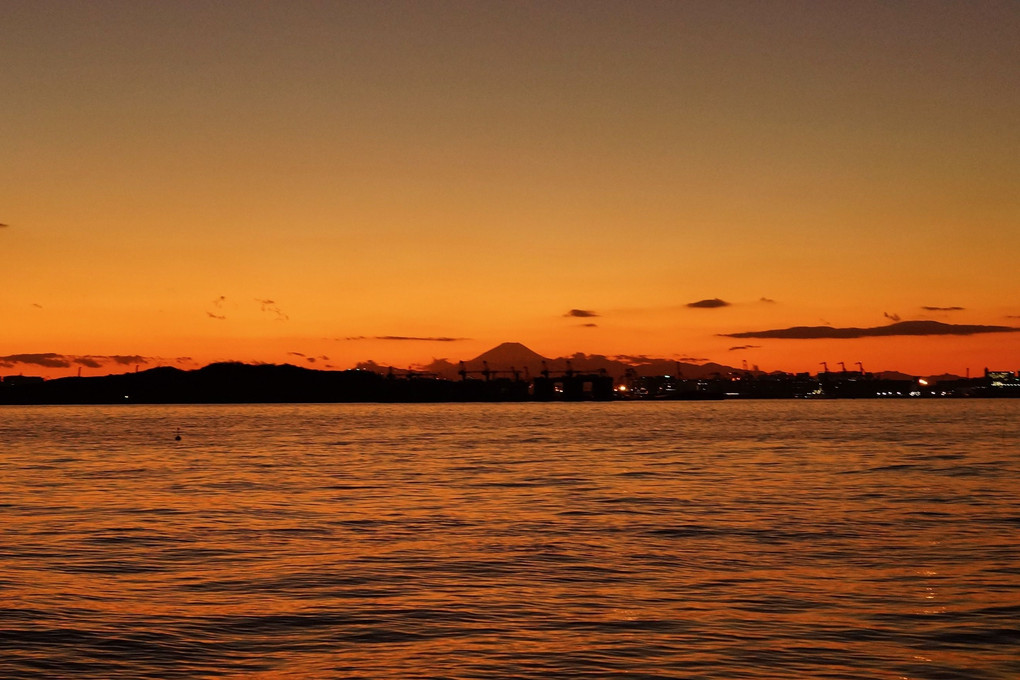 夕焼けの富士山と海
