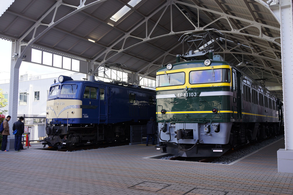 EF58とEF81との並び（電気機関車）