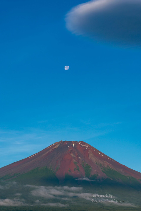 山開きの朝　月と雲と富士
