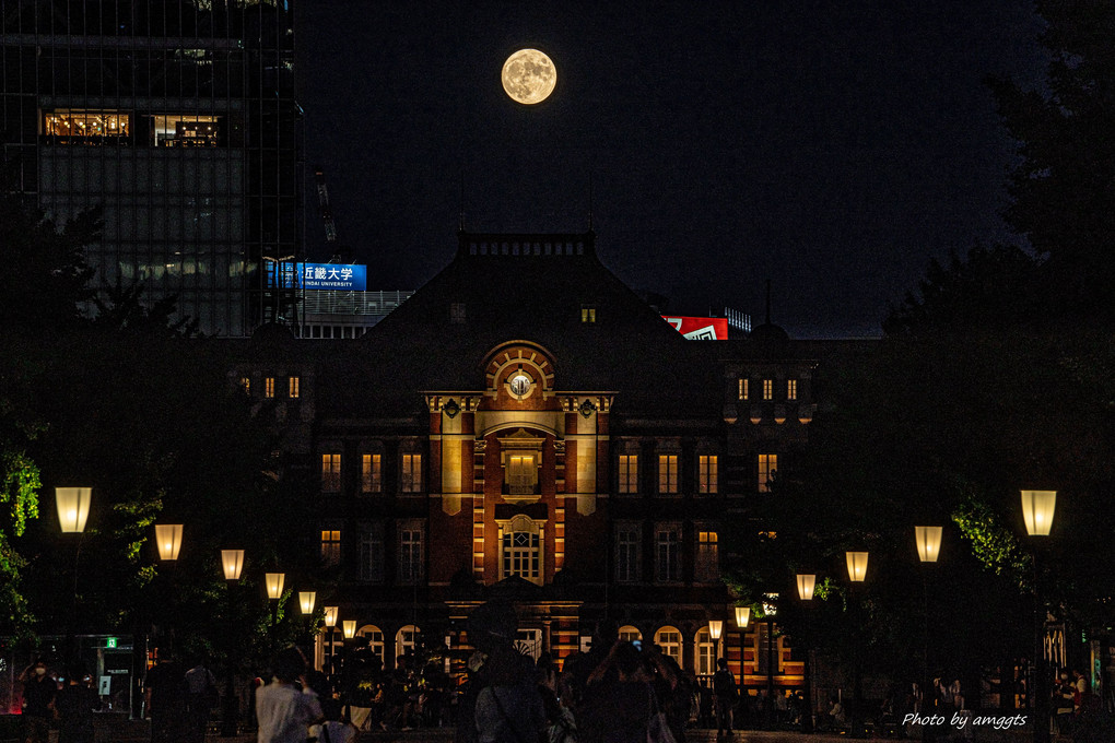 東京駅と月
