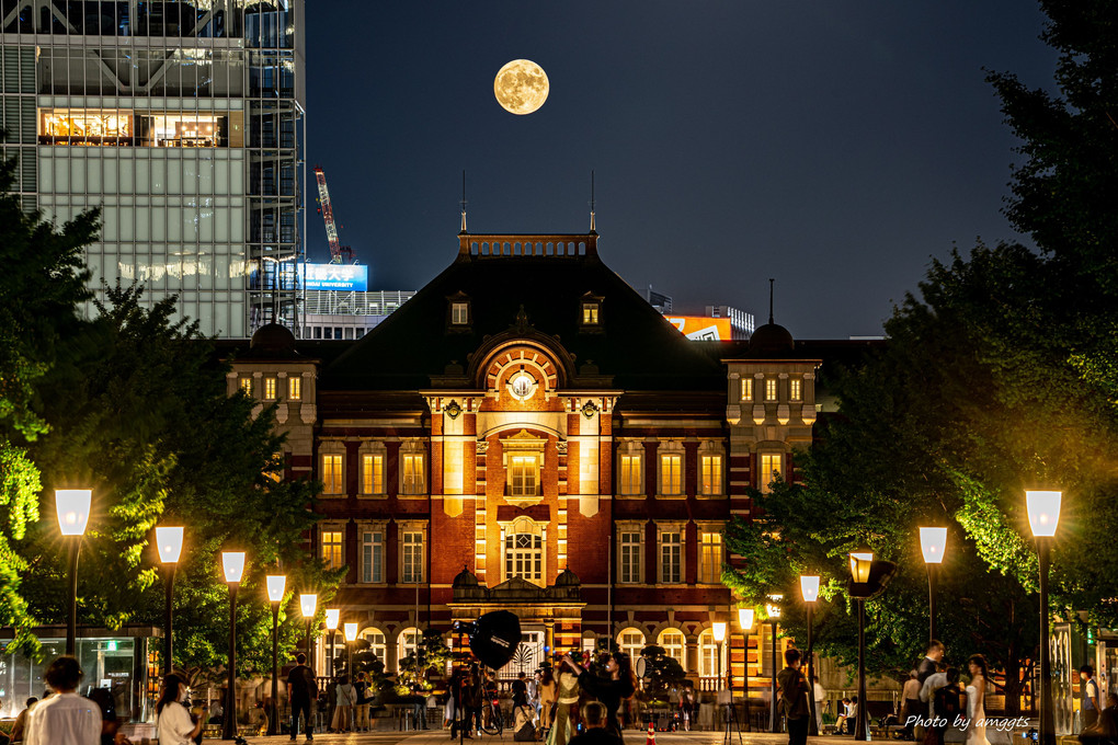 東京駅と月