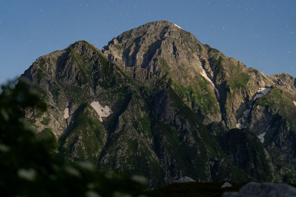 月明かりに浮かぶ剱岳