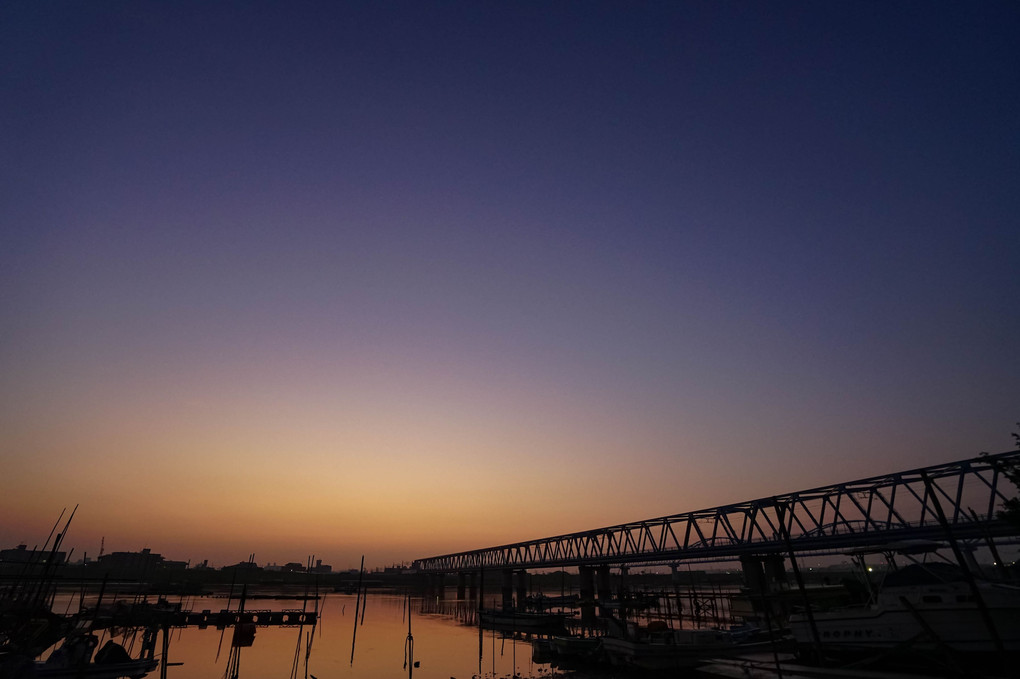 夜明け前の江戸川河川敷