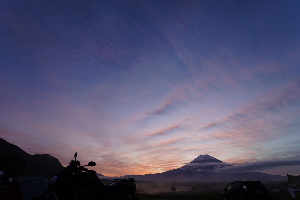 愛車と共に朝焼けの富士を眺める