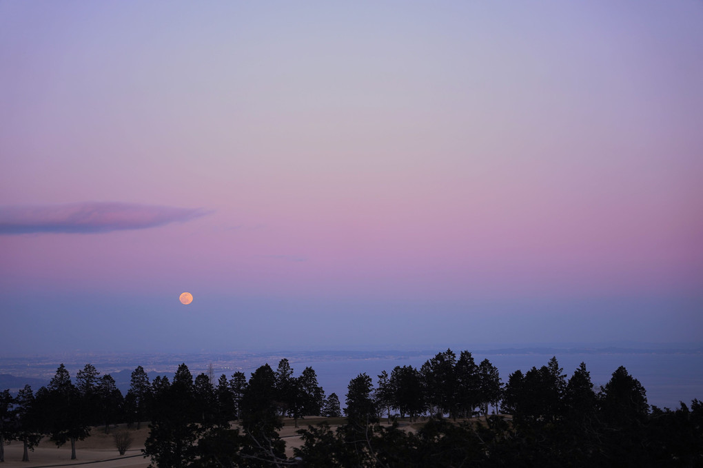 満月と空の色の共演